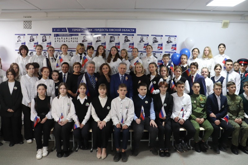В Новоомском поселении открыли доску почёта, посвящённую Героям России