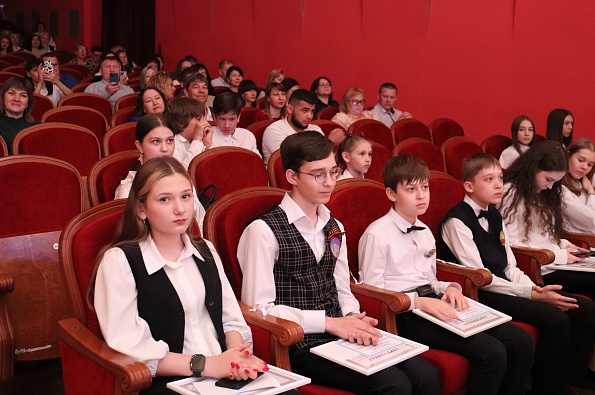 Одарённых детей Омского района отметили именными стипендиями Главы_10