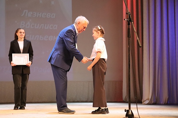 Одарённых детей Омского района отметили именными стипендиями Главы_9